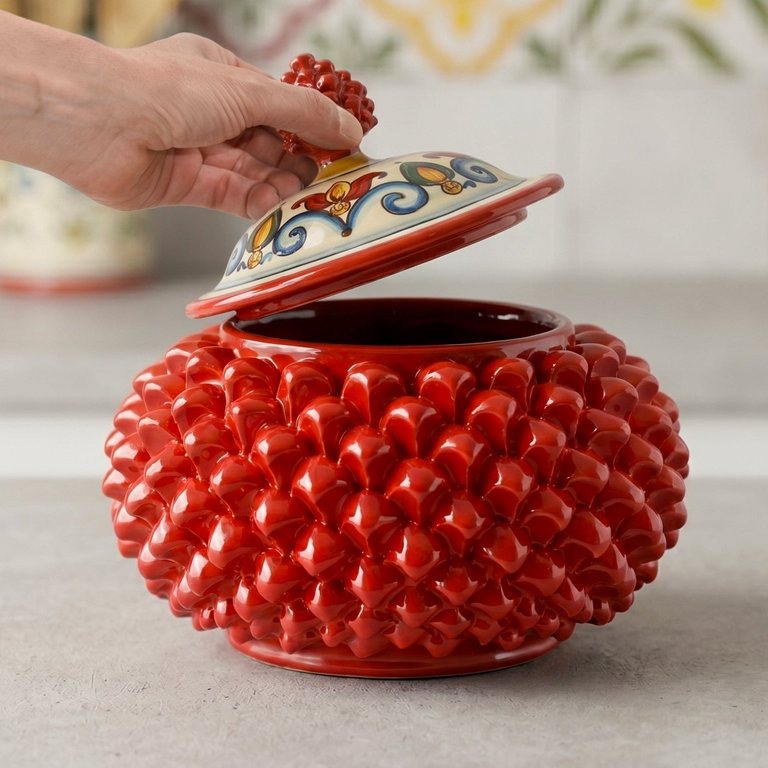 Keksdose Pinienzapfen Ø 20 cm / 7¾" Feuerrot aus Caltagirone-Keramik — Decoro Sicily