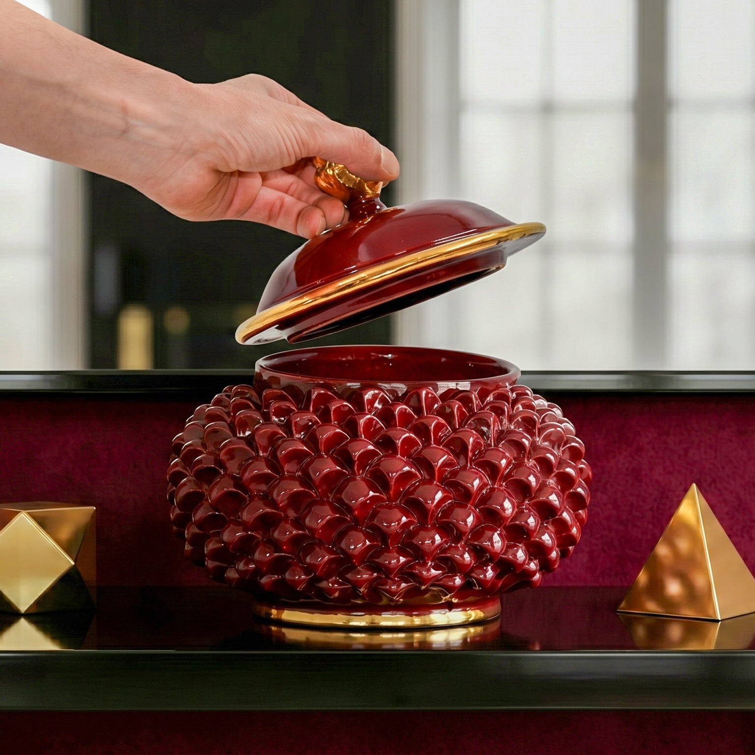 Pinienzapfen-Keksdose aus Caltagirone-Keramik Ø 20 cm — Bordeaux und Gold