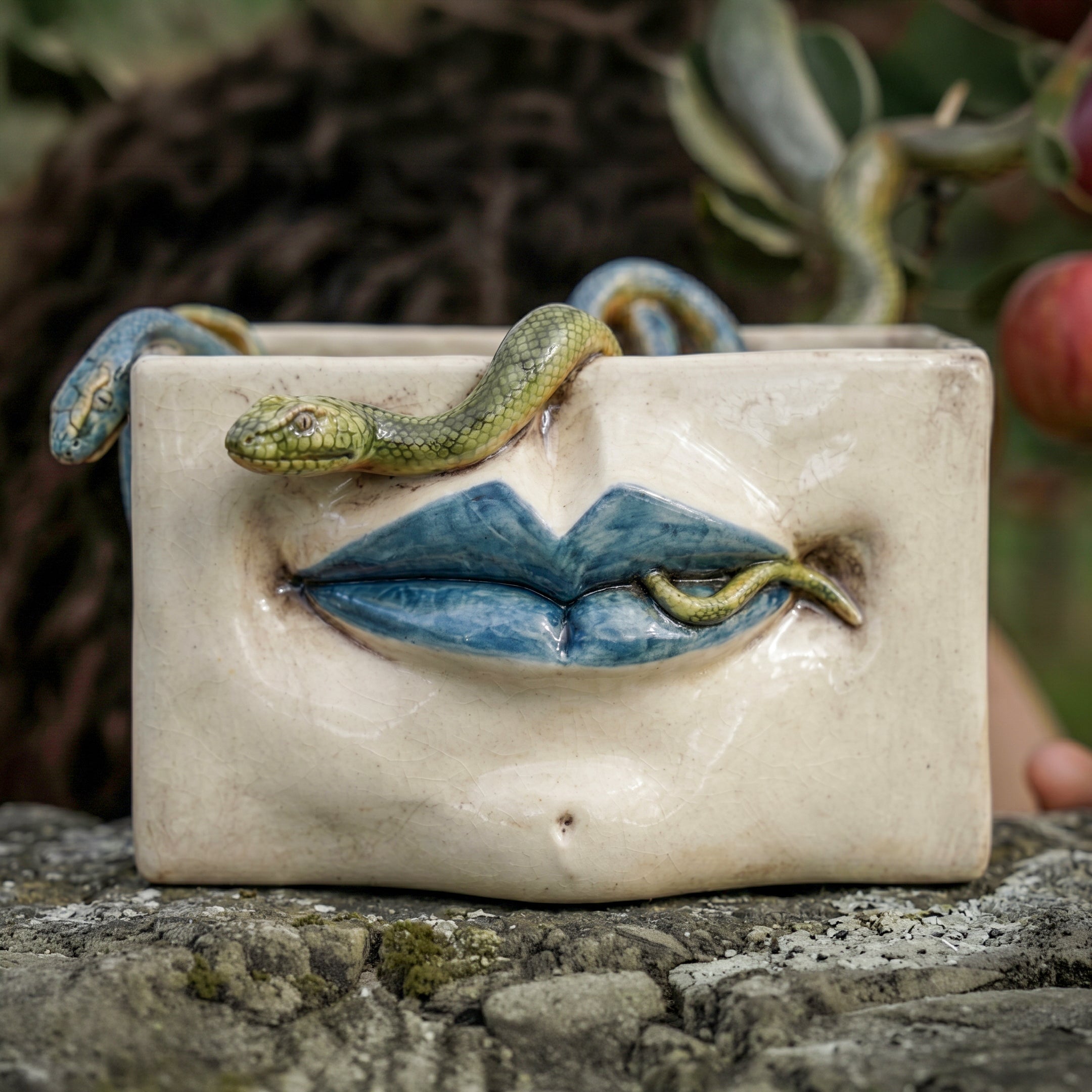 Caltagirone-Keramik Medusa-Dose — Blaue Lippen und Aufgesetzte Schlangen, Antikes Perlmutt