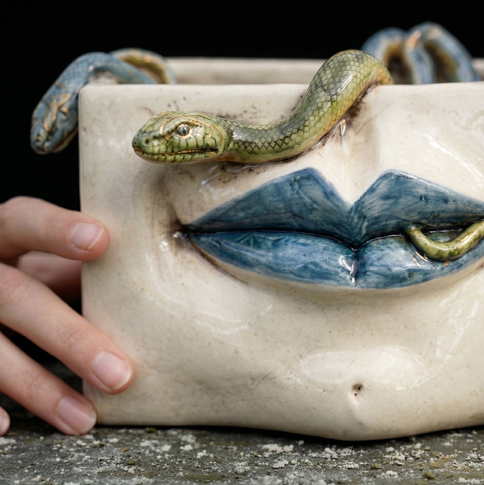 Caltagirone-Keramik Medusa-Dose — Blaue Lippen und Aufgesetzte Schlangen, Antikes Perlmutt