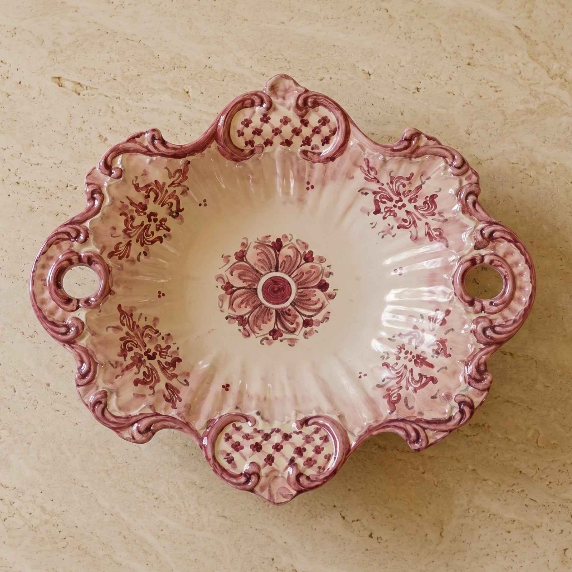 Centro de Mesa Cerámica Siciliana 38×33 cm, Mono Burdeos, Edición de Arte – Mayólica siciliana hecha a mano en Caltagirone