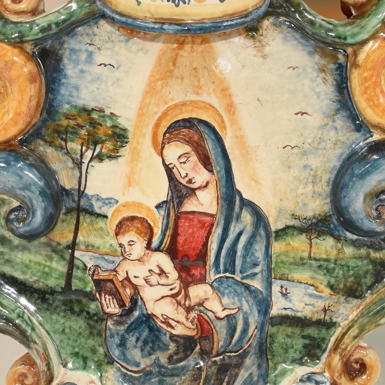 Acquasantiera grande appl 25x35 di raffaello/madonna con libro tricolore - Ceramiche di Caltagirone Sofia