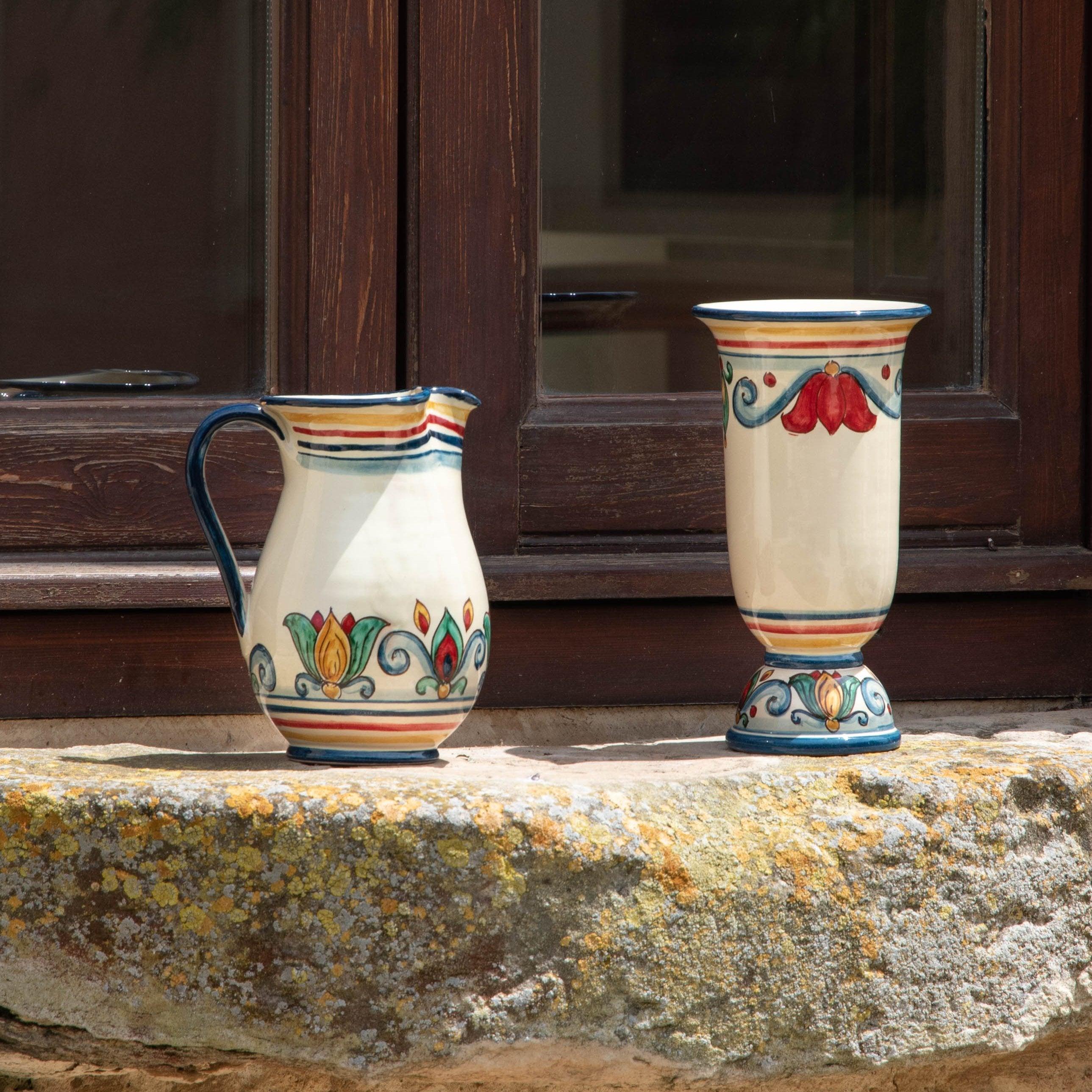 Ceramiche Caltagirone fatti a mano con decoro Sicily su davanzale, stile tradizionale siciliano.