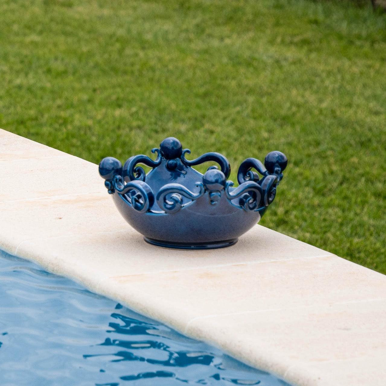 Centrotavola blu intenso in ceramica Caltagirone fatti a mano su bordo piscina