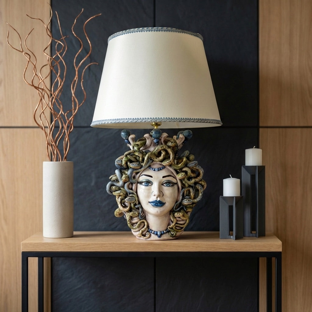 Lume a Testa Medusa Femmina in Ceramica di Caltagirone - Eleganza e Mito