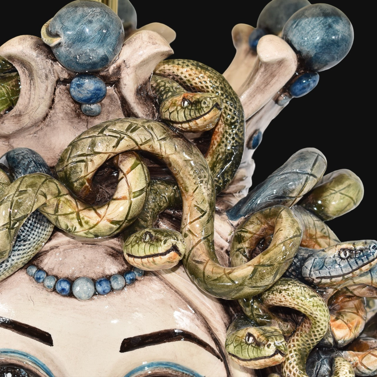 Lume a Testa Medusa Femmina in Ceramica di Caltagirone - Eleganza e Mito