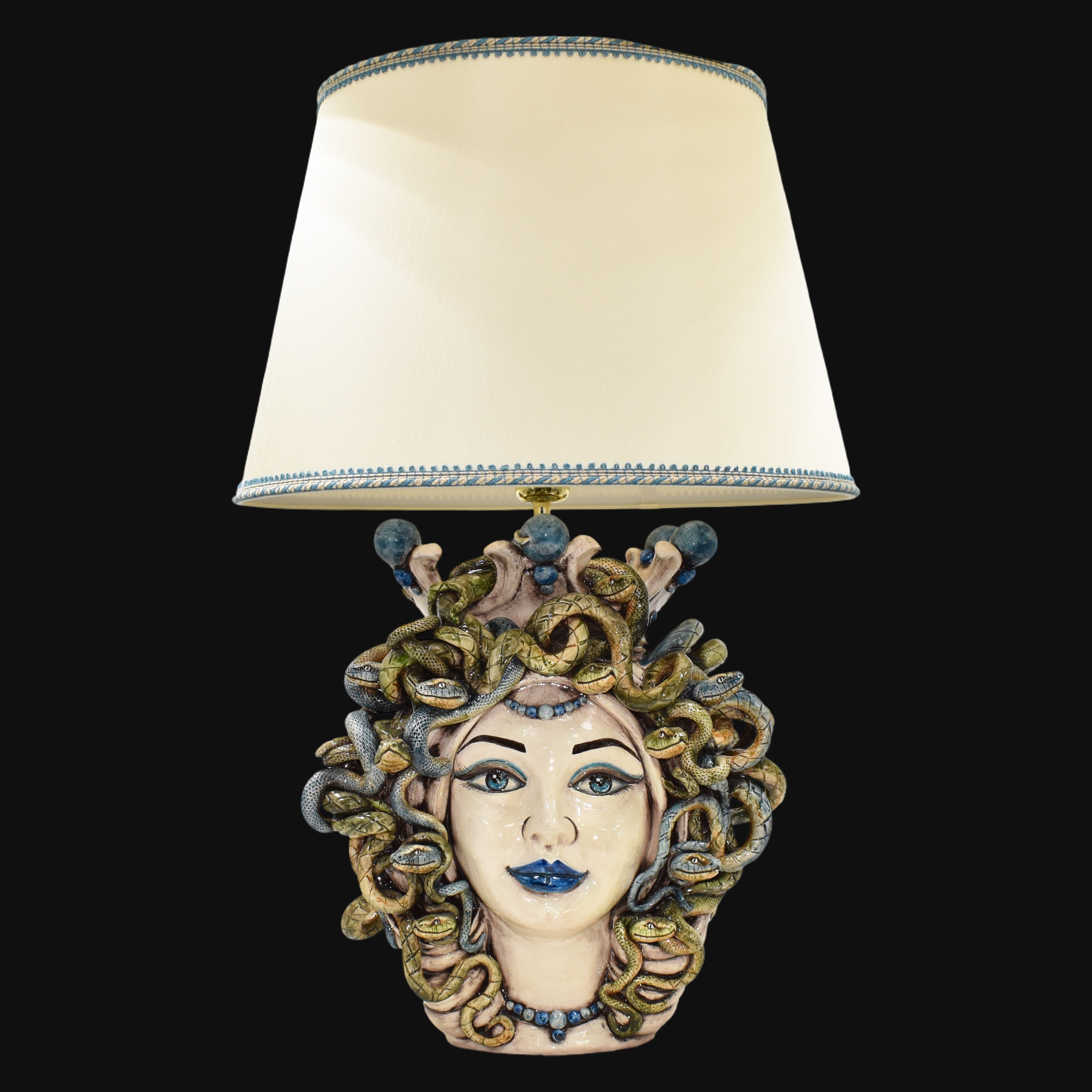 Lume a Testa Medusa Femmina in Ceramica di Caltagirone - Eleganza e Mito