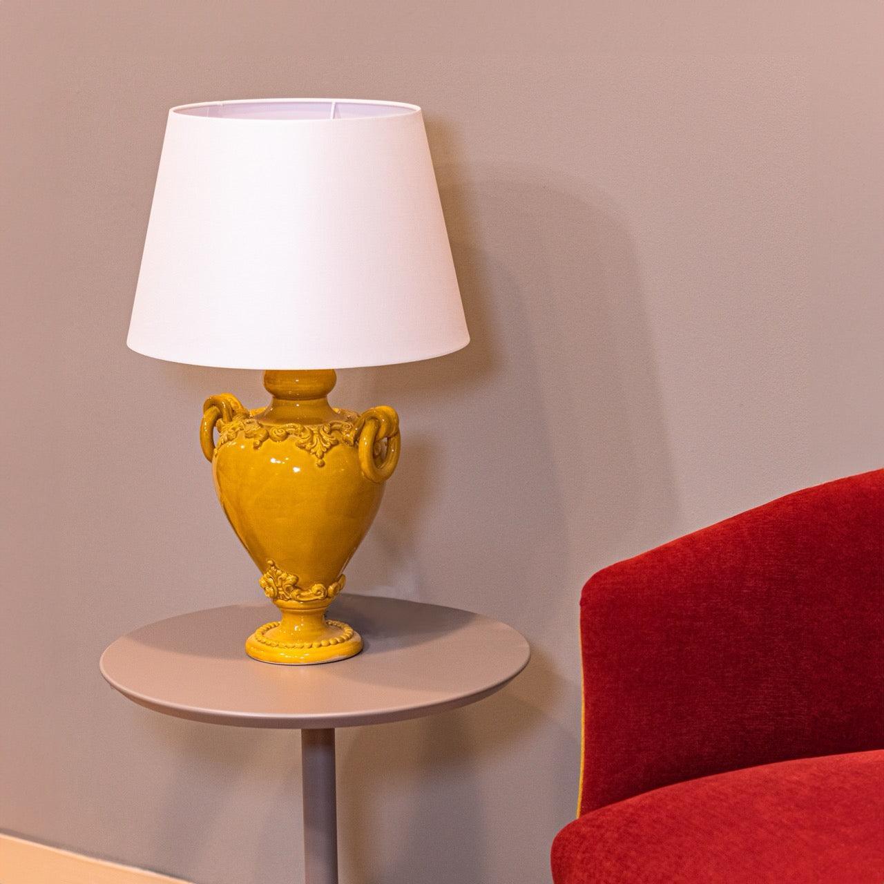 Lume ornamentale ceramica senape fatti a mano, Ceramiche Caltagirone Sofia su tavolino.