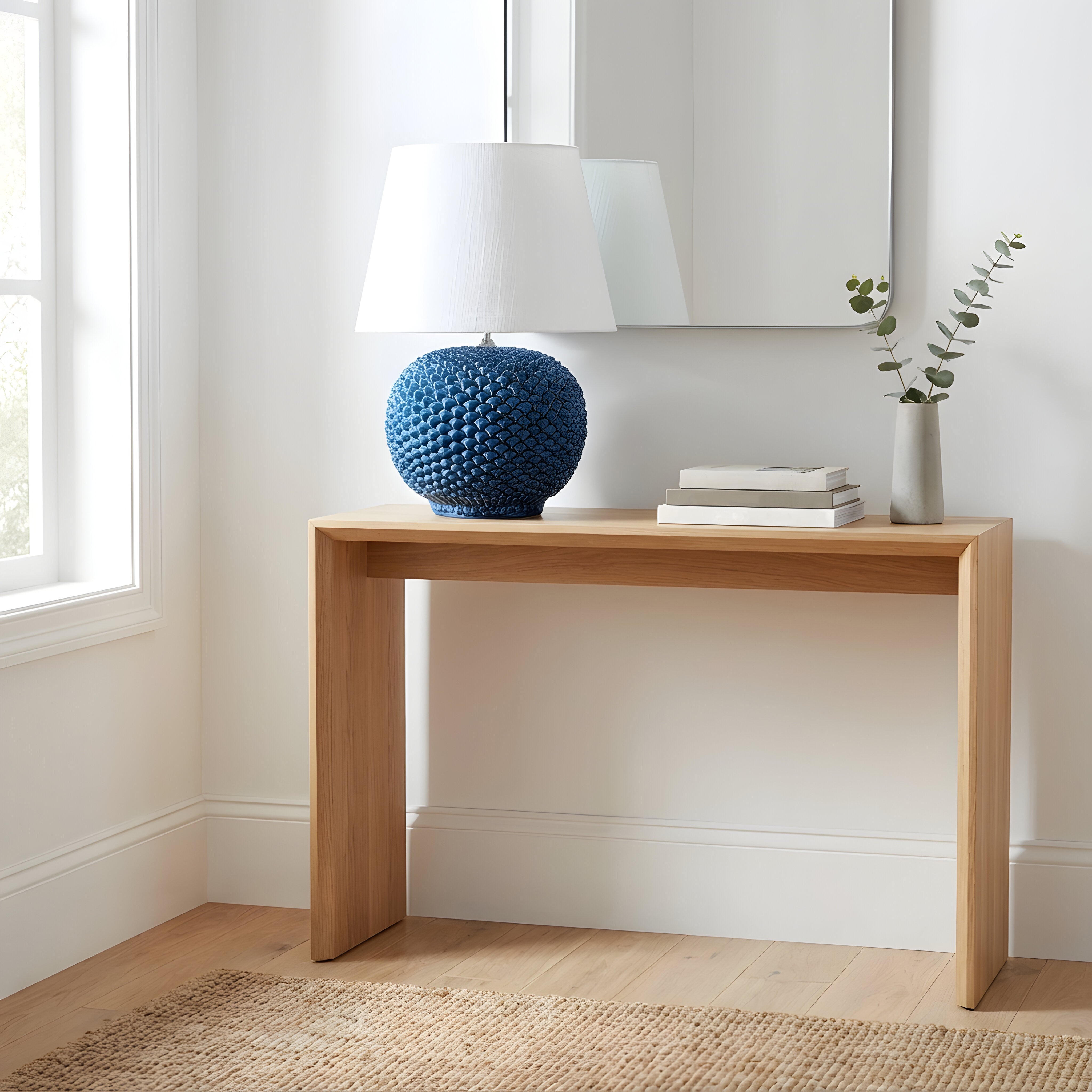 Lampada in ceramica di Caltagirone fatti a mano blu su tavolo in legno, design moderno