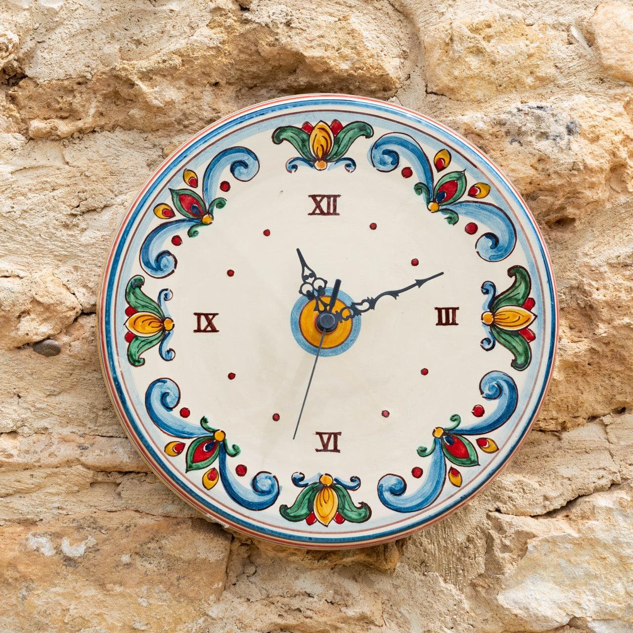 Orologio ceramica decorata, ceramiche Caltagirone fatti a mano, stile Sicily su muro rustico