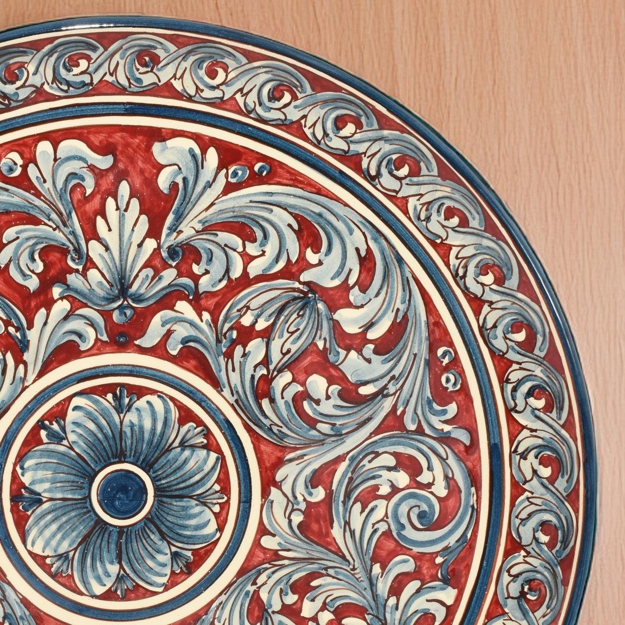 Piatto ornamentale in ceramica fatta a mano di Caltagirone con decoro blu e bordeaux