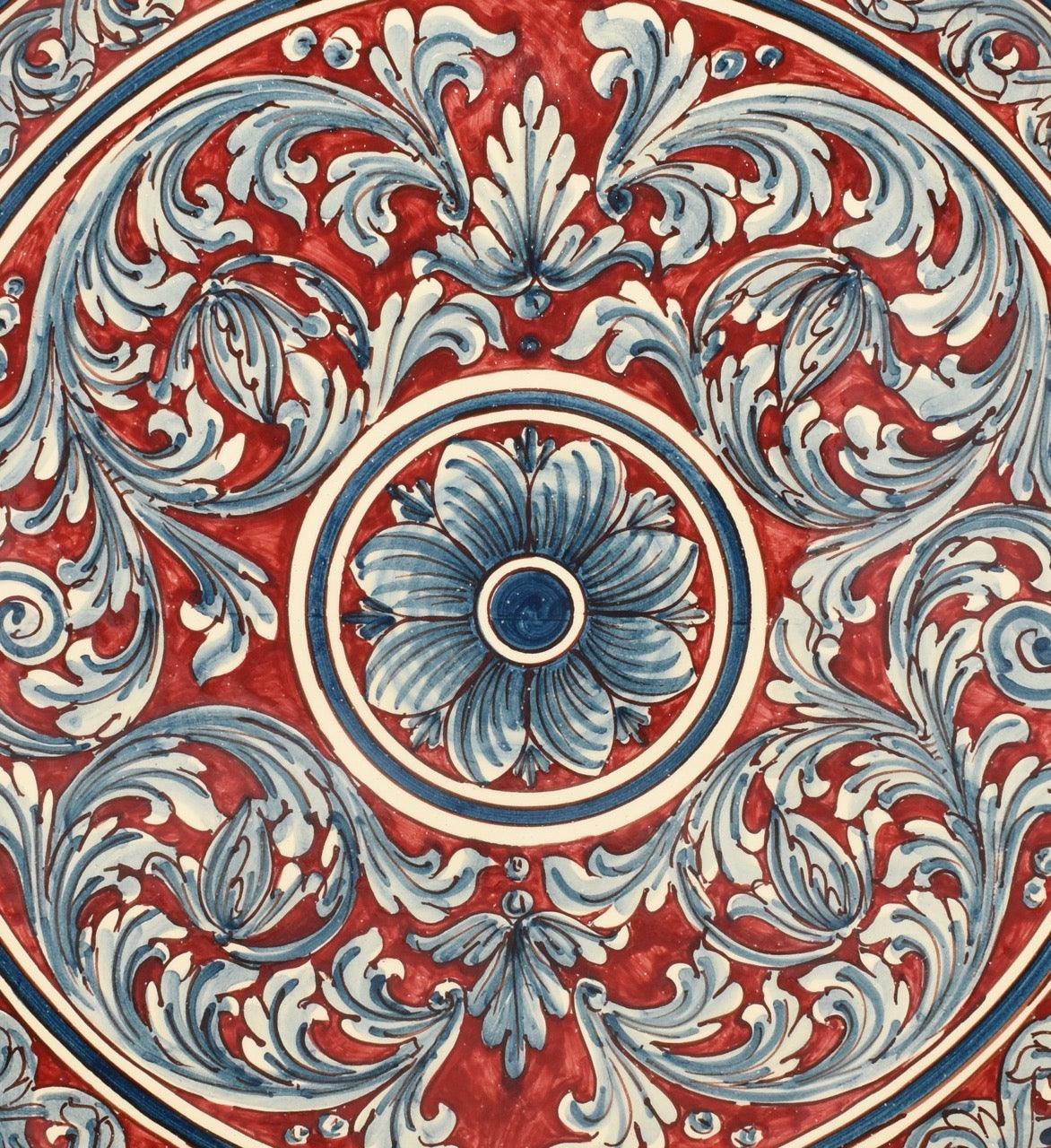 Piatto ornamentale in ceramica di Caltagirone con decorazioni blu e bordeaux, ceramiche fatti a mano