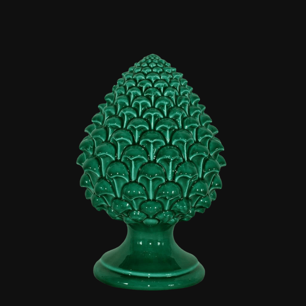 Pigna verde smeraldo in ceramica di Caltagirone fatti a mano su fondo nero