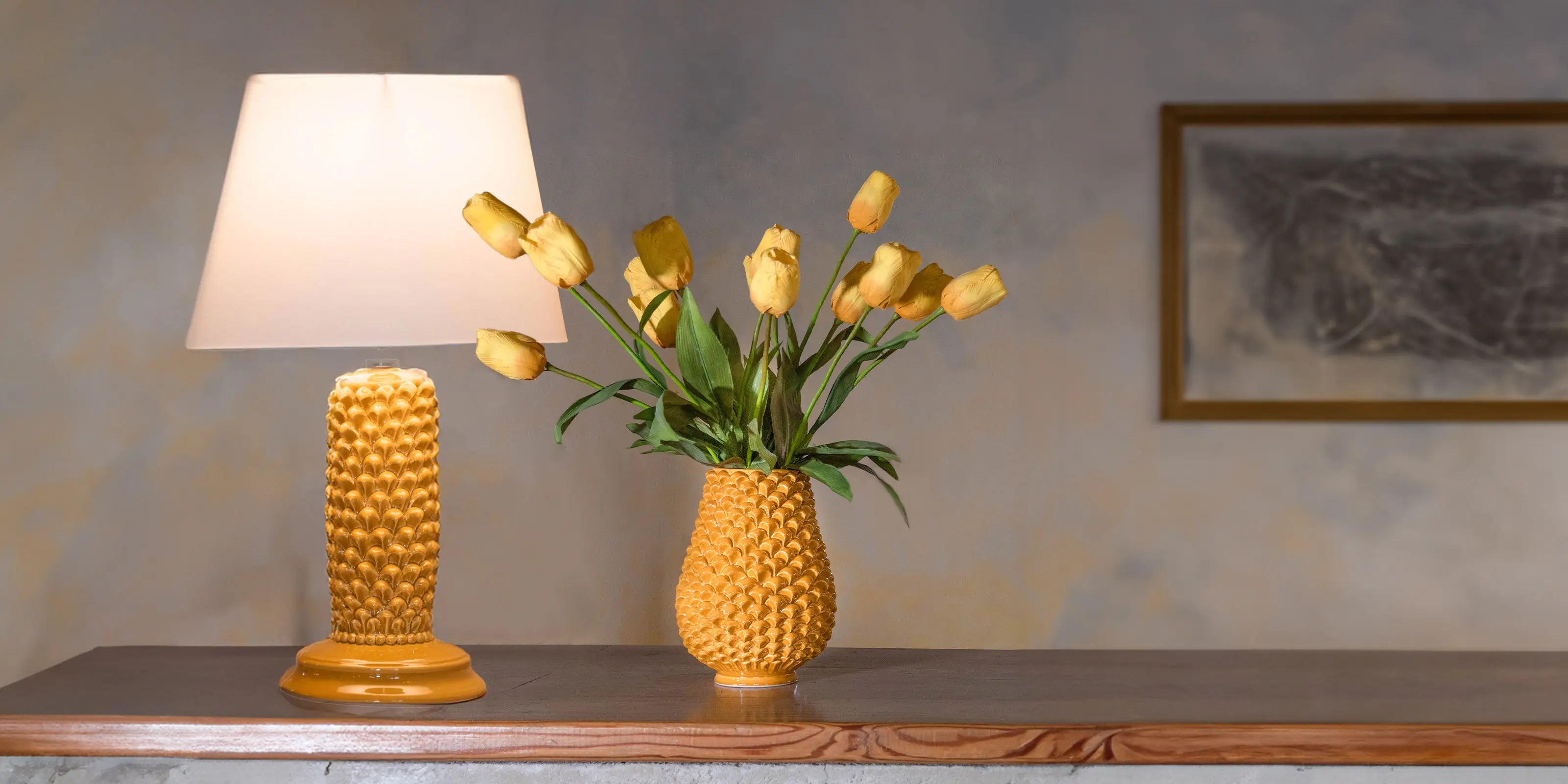 Lampada e vaso senape ceramiche caltagirone fatti a mano su mobile in legno