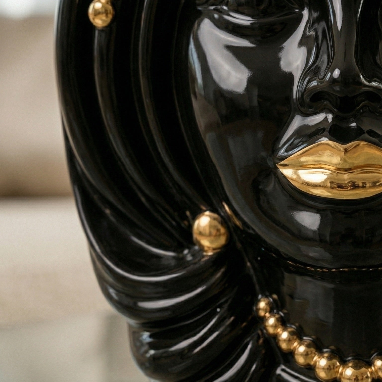 Tête de Maure Sicilienne H 38 cm – Femme, Black And Gold – Testa di Moro de Caltagirone, Sicile