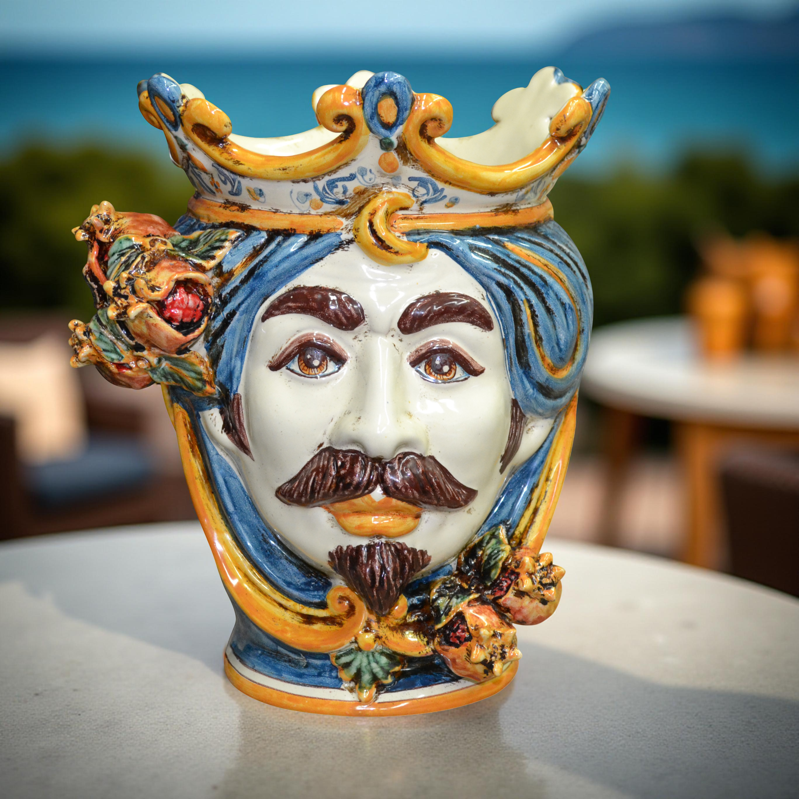 Testa h 25 melograni blu e arancio maschio bianco - Ceramiche di Caltagirone Sofia