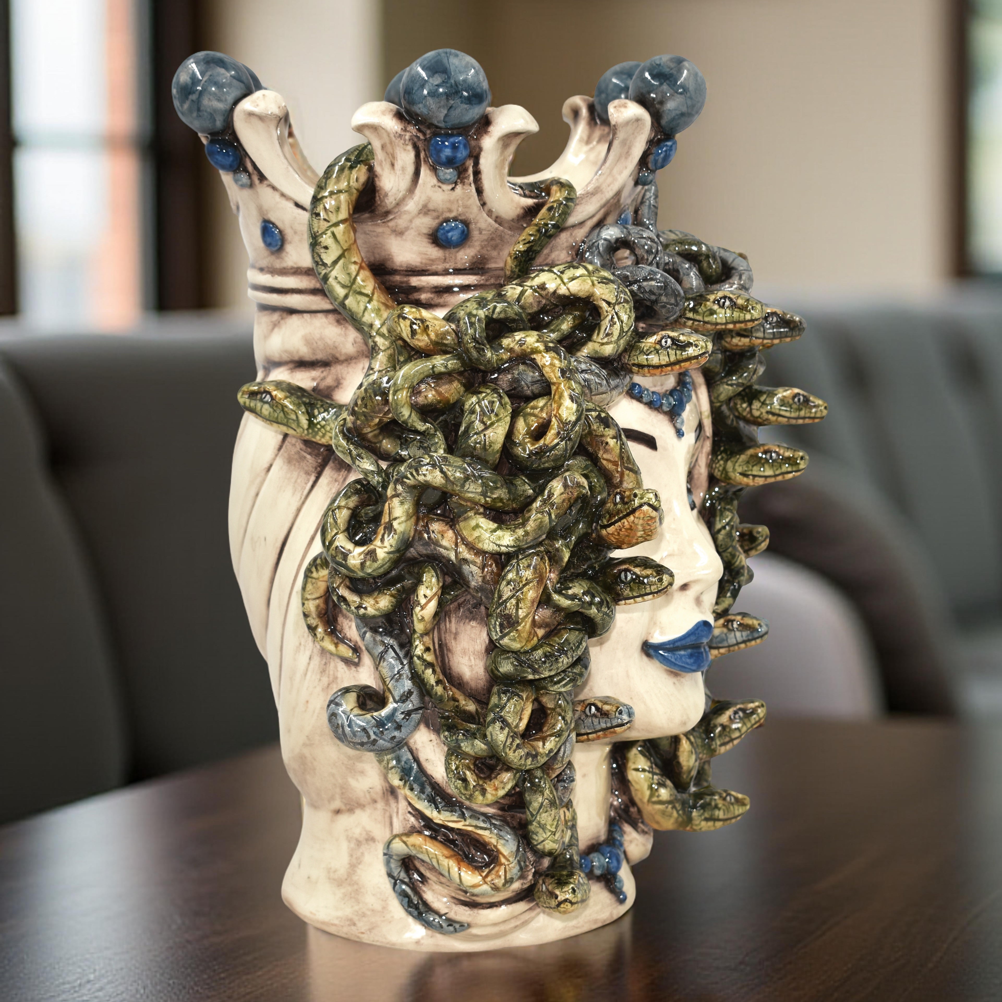 Testa h 38 medusa Madreperla Antichizzato con perline blu - Ceramiche di Caltagirone Sofia