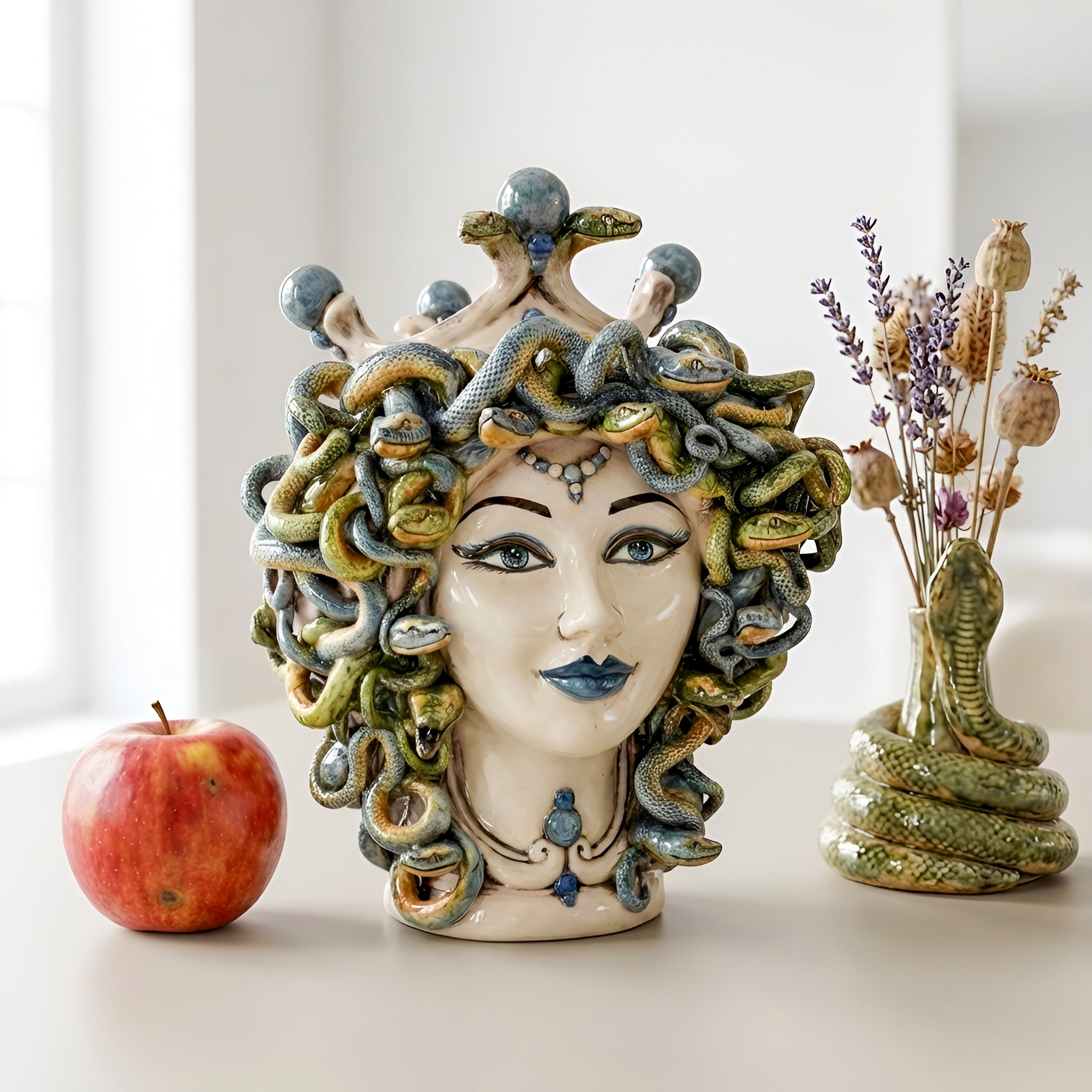 Tête Méduse H 30 cm – Madreperla Antichizzato, Bleu – Tête de Maure de Caltagirone, Sicile