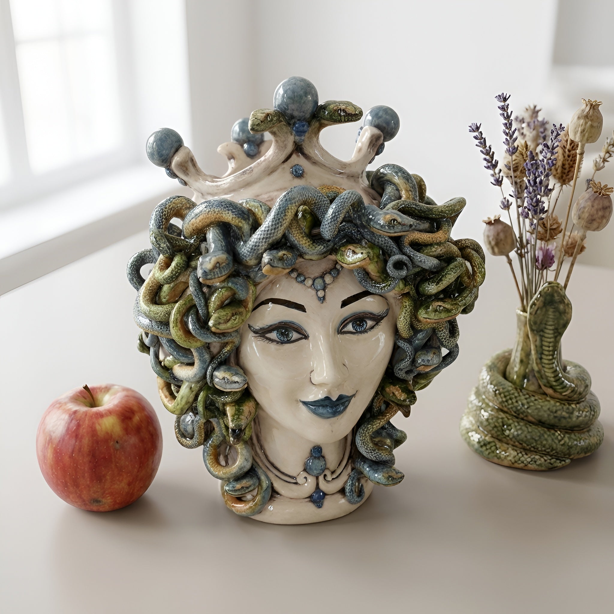 Tête Méduse H 30 cm – Madreperla Antichizzato, Bleu – Tête de Maure de Caltagirone, Sicile