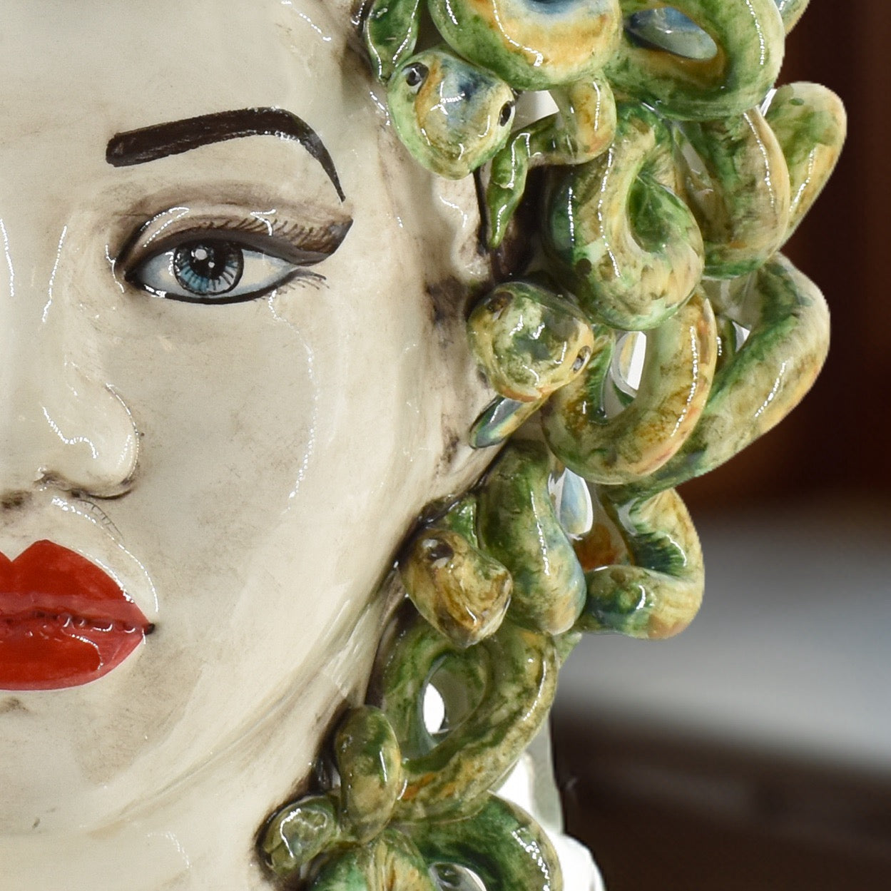 Testa Medusa h 45 madreperla colorato labbra rosse (mod. ricca) - Ceramiche di Caltagirone Sofia
