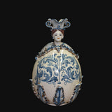 Uovo a Personaggio Femmina, Plastico Sofia, Mono Blu, decoro e figura femminile. Ceramica di Caltagirone