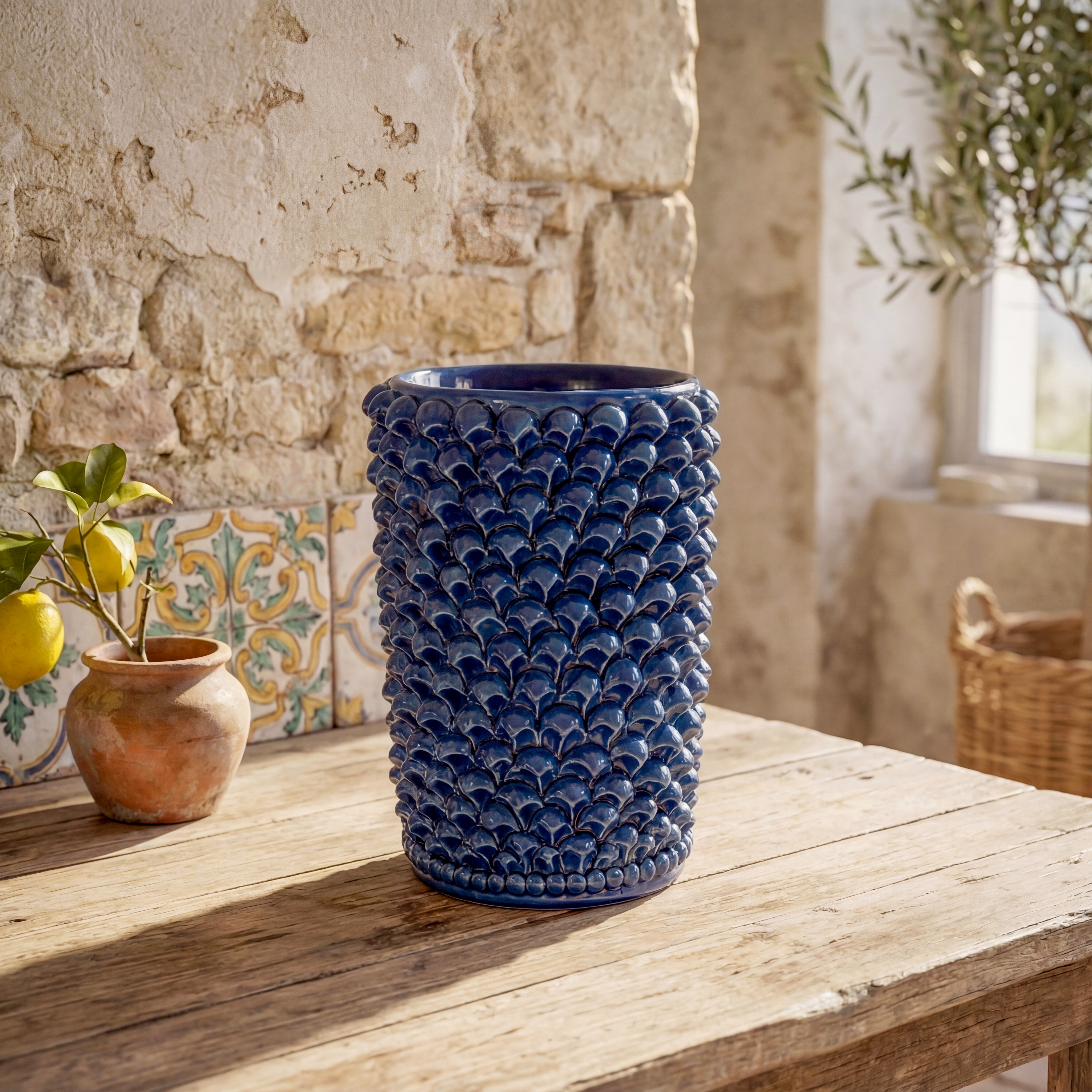 Vaso blu ceramiche Caltagirone fatti a mano su tavolo rustico, design artigianale Sofia