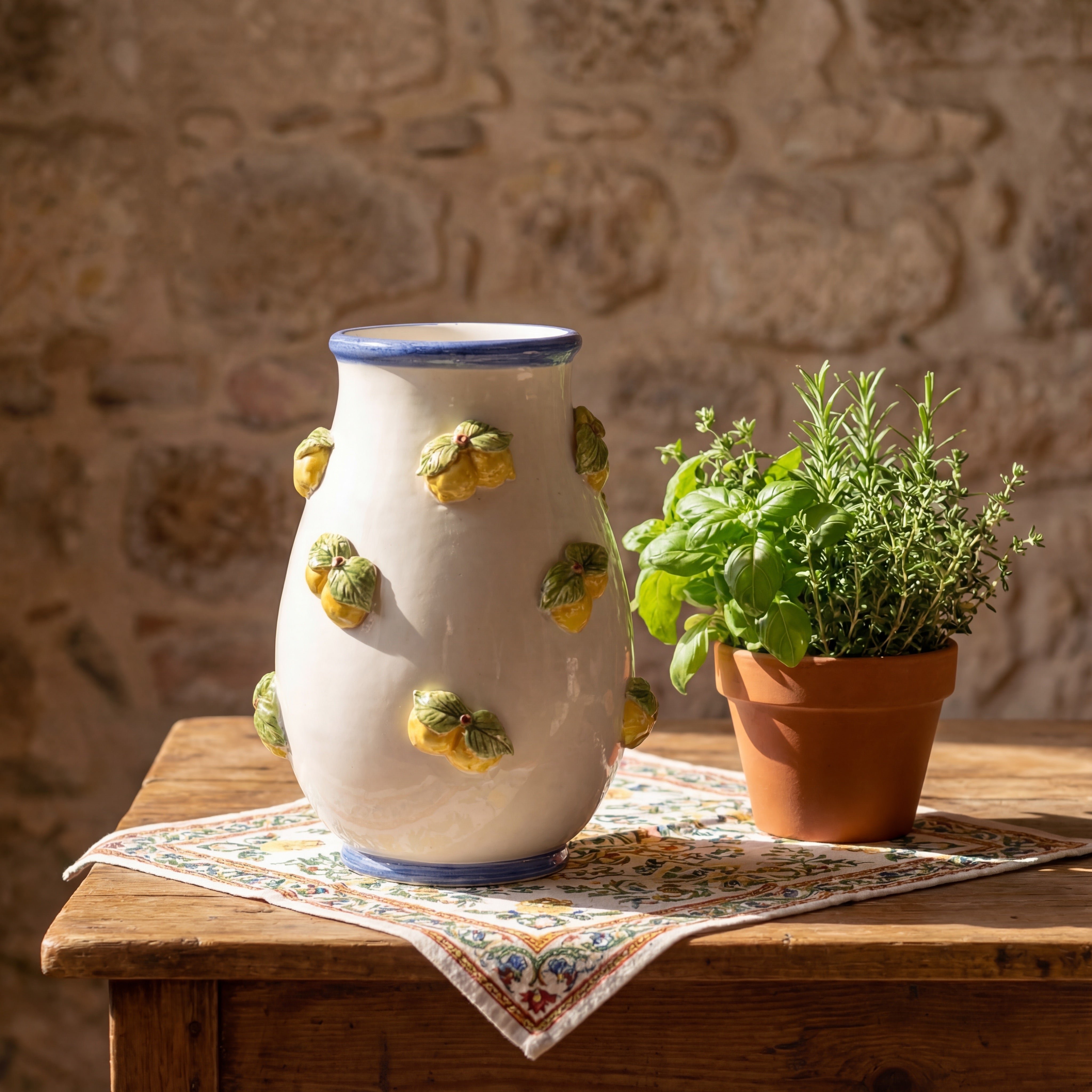 Vaso con limoni h 25 white and lemon in ceramica di Caltagirone - Ceramiche di Caltagirone Sofia