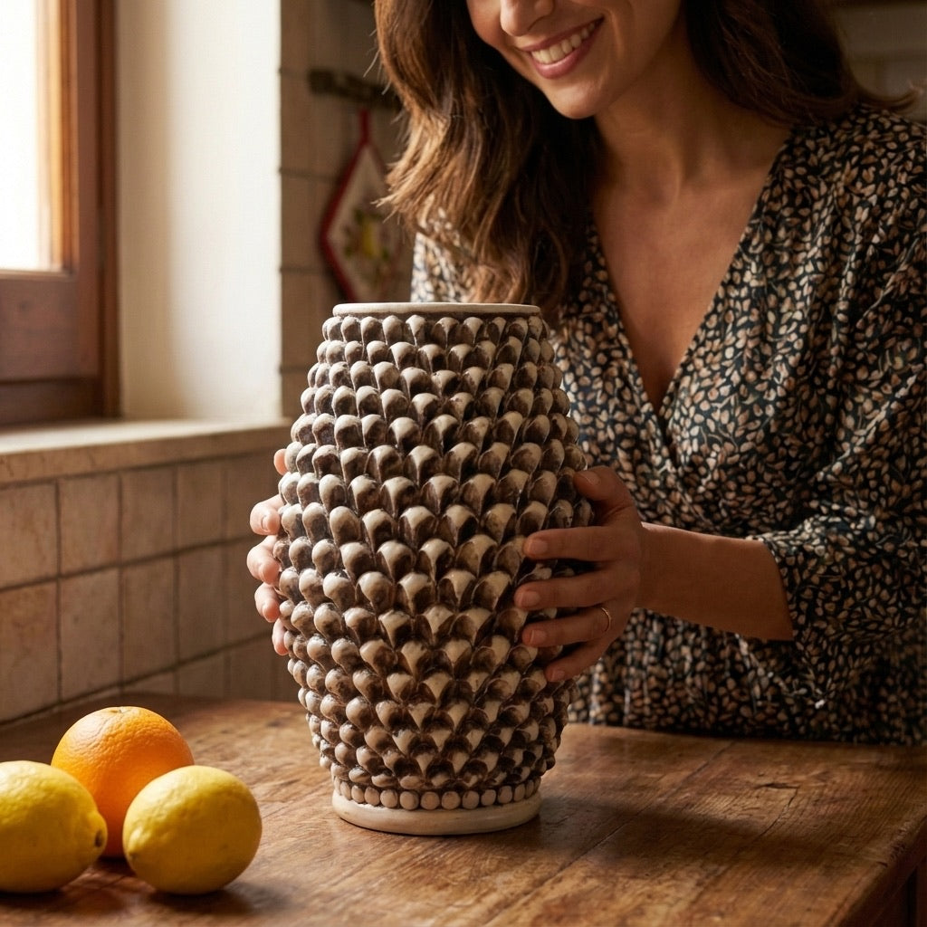 Vaso pigna di Caltagirone madreperla antichizzato modellata a mano - Ceramiche di Caltagirone Sofia