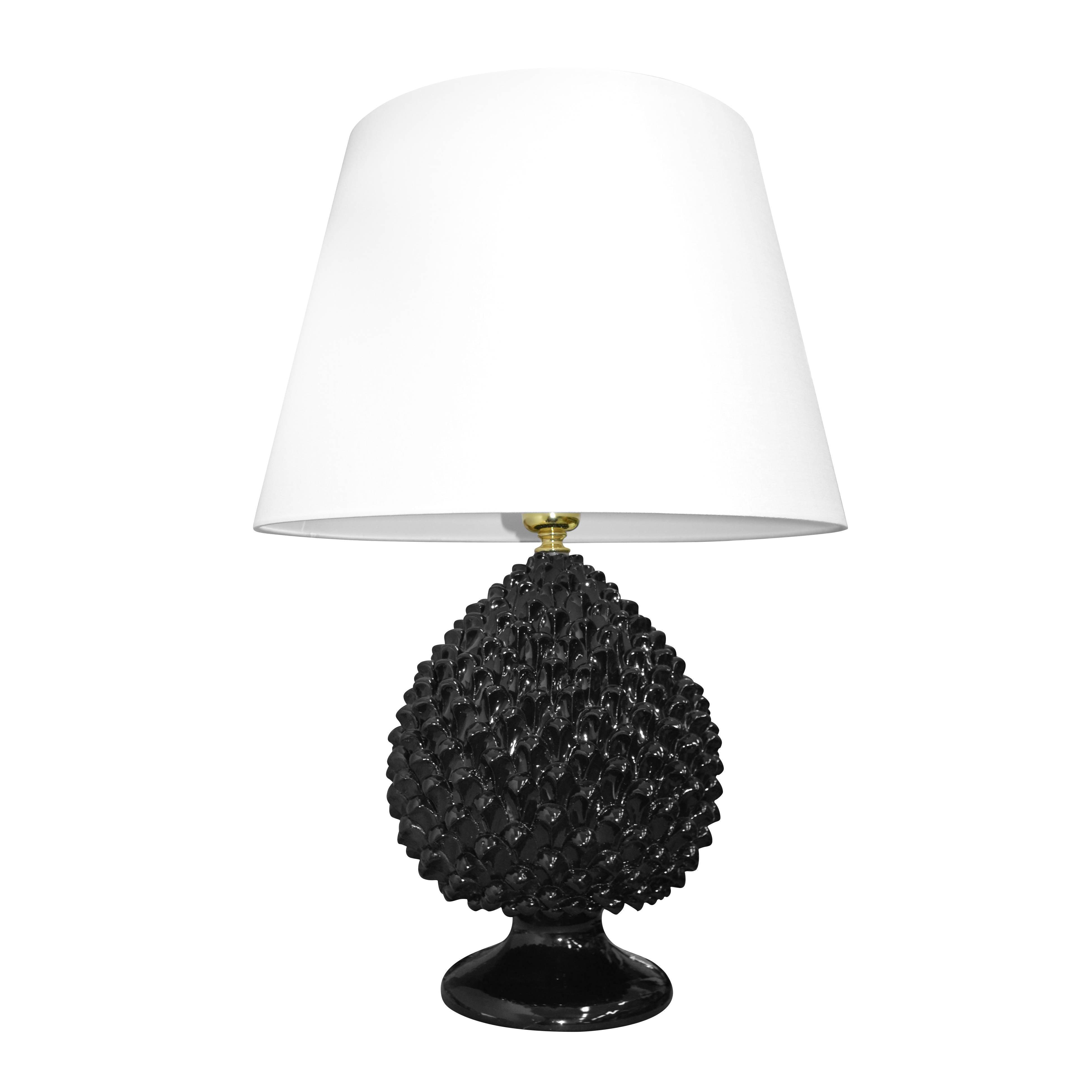Lampada in ceramica nera di Caltagirone fatta a mano con paralume bianco, design unico e artigianale