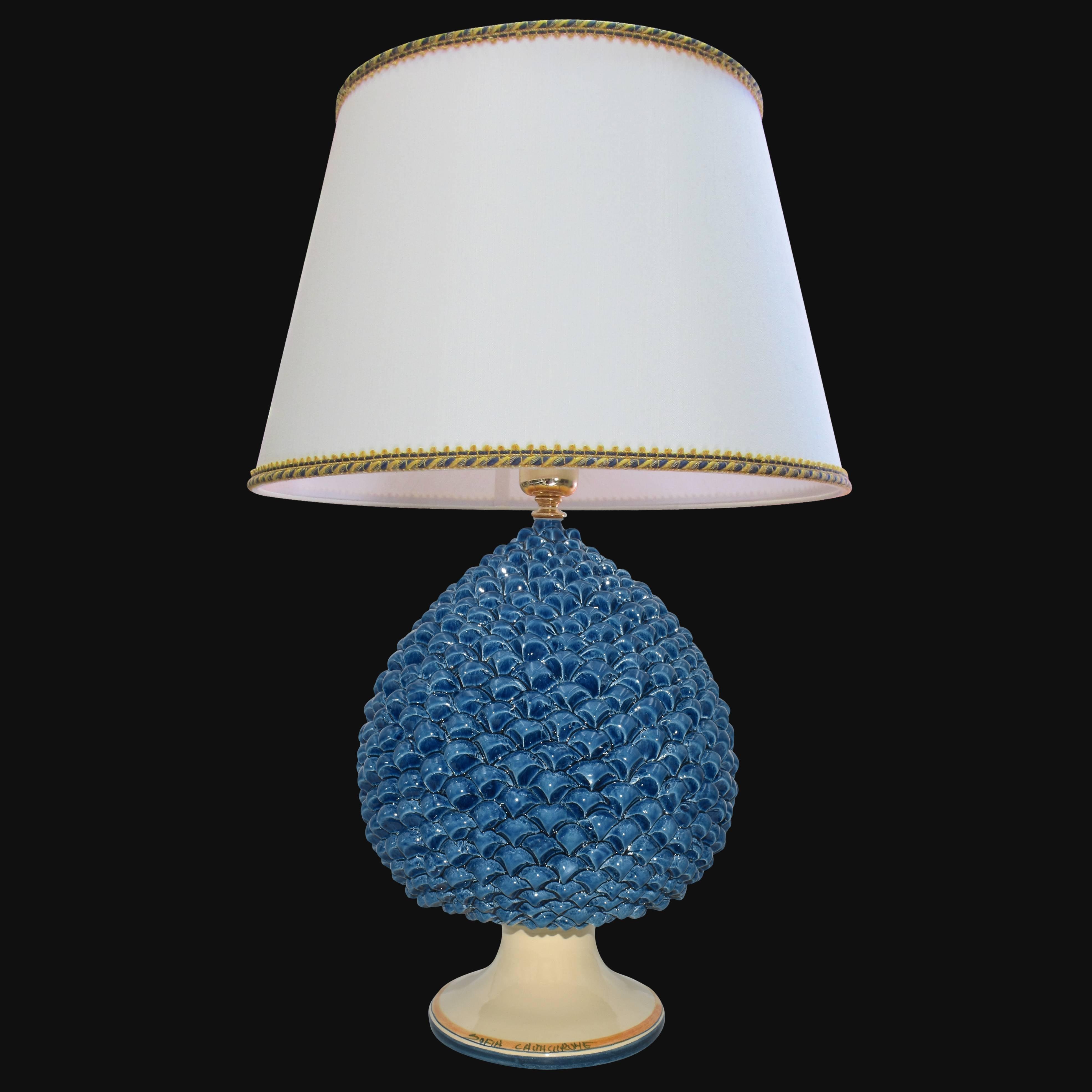 Lampada in ceramica di Caltagirone fatta a mano con base blu scaglie e paralume bianco
