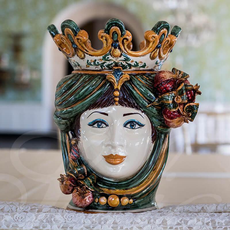 Testa di donna in ceramica di Caltagirone fatta a mano con corona dorata e melograni colorati