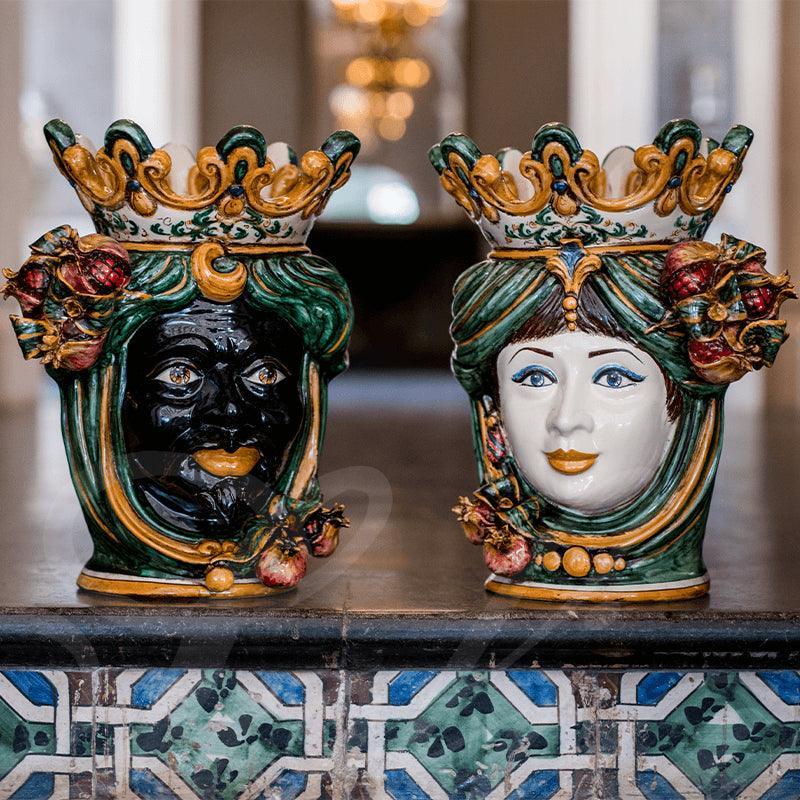 Teste in ceramica di Caltagirone fatte a mano, figura maschile moro e femminile bianca con corone e melograni
