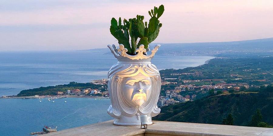 Testa di moro ceramica caltagirone fatti a mano con cactus su terrazza panoramica