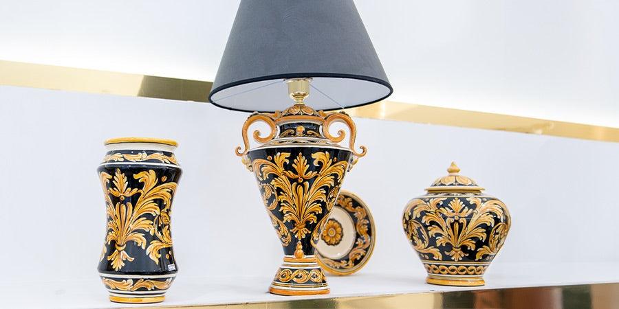 Ceramiche Caltagirone fatti a mano con decori dorati su fondo nero, vaso, lampada e zuccheriera artigianali