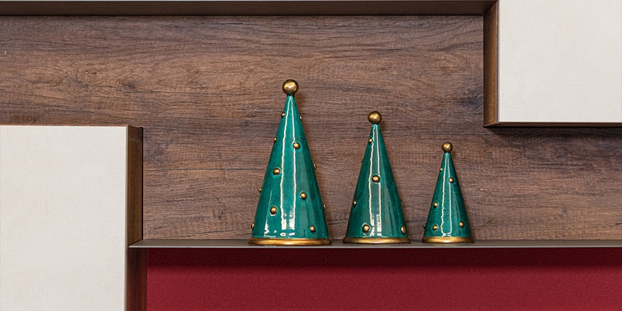 Tre alberi di Natale in ceramica di Caltagirone fatti a mano, smalto verde con decorazioni dorate su mensola