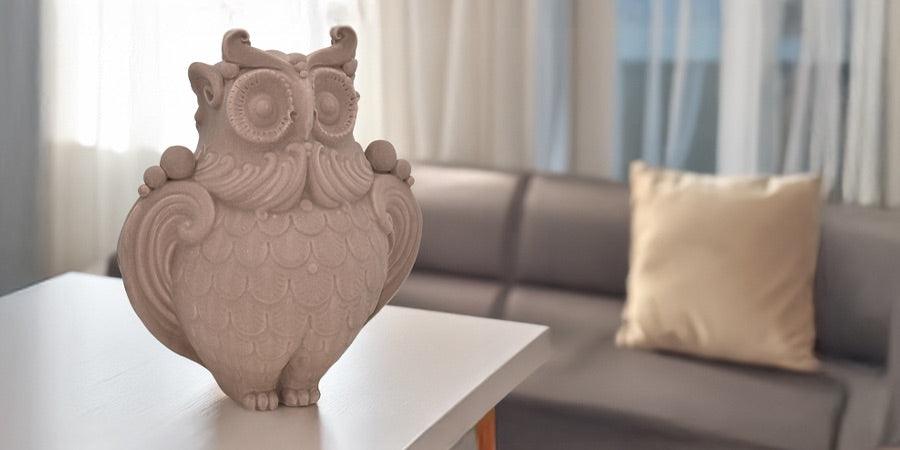 Scultura gufo in ceramica caltagirone fatti a mano su tavolo bianco in soggiorno moderno
