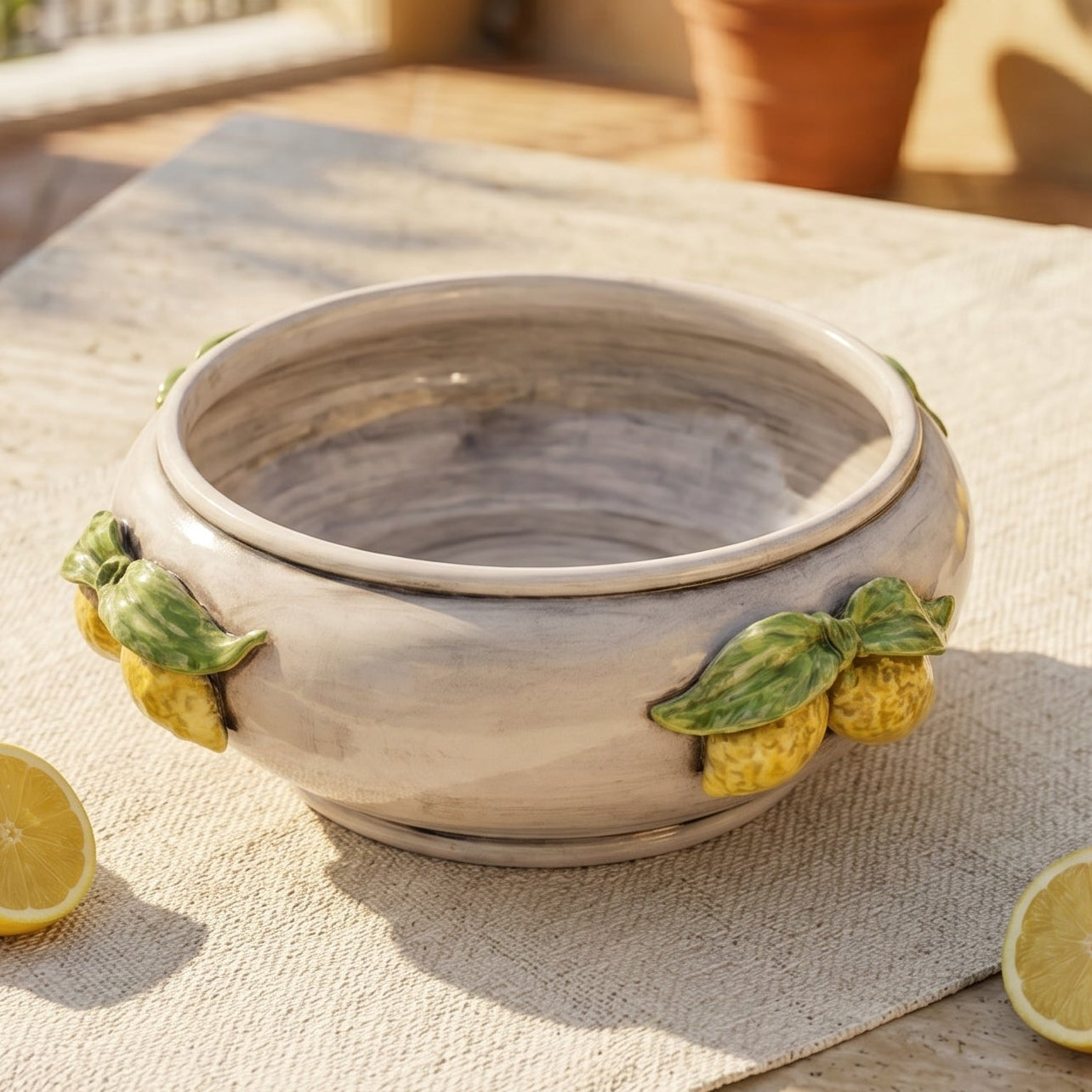 Centro de Mesa Cerámica Siciliana Ø 25 cm, Limones Sicilianos, Madreperla – Mayólica siciliana hecha a mano en Caltagirone