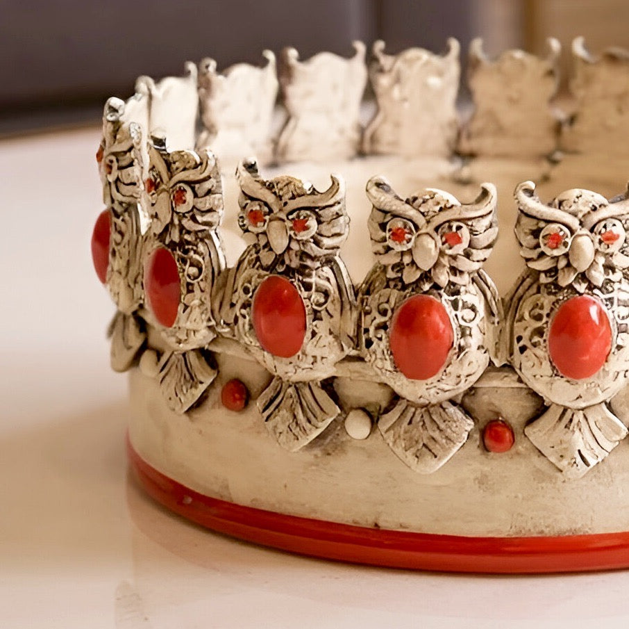 Centerpiece Ø 22 with mother-of-pearl owls in antiqued red