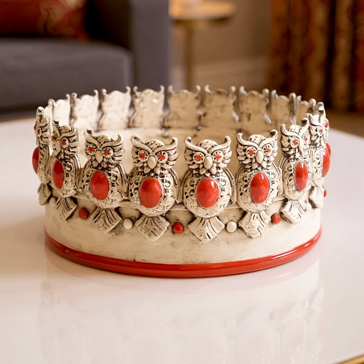 Centerpiece Ø 22 with mother-of-pearl owls in antiqued red