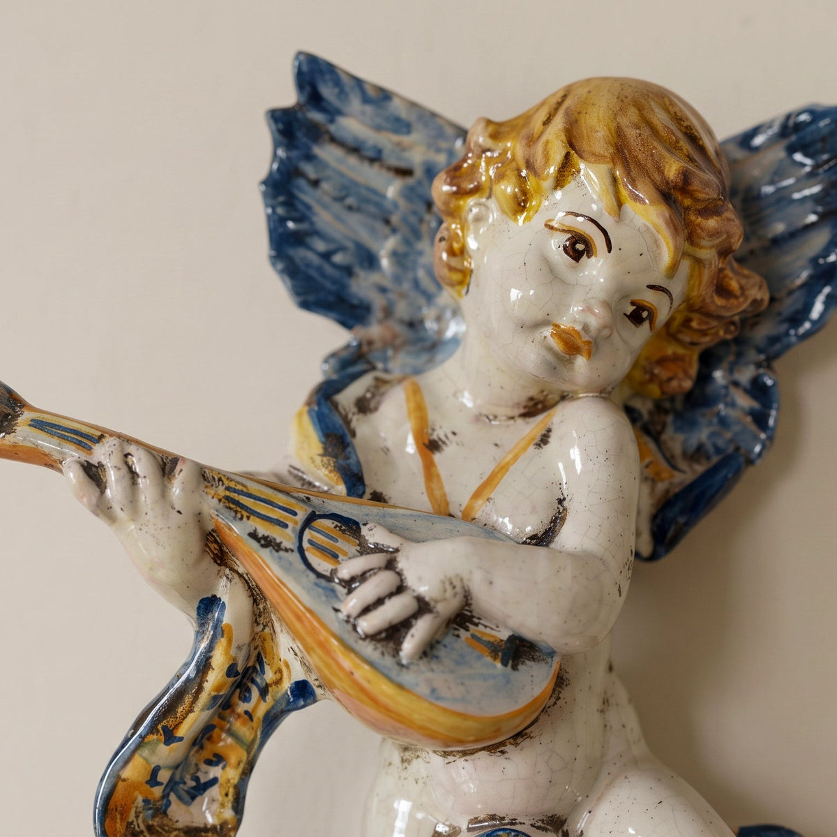 Musizierender Engel Keramik mit Mandoline, Blau und Orange – Sizilianische Majolika aus Caltagirone
