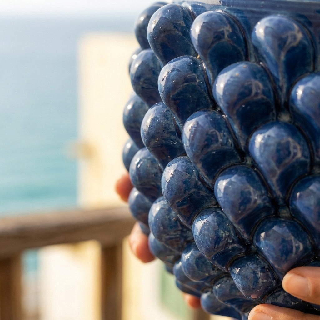 Vaso mezza pigna blu intenso in ceramica di Caltagirone