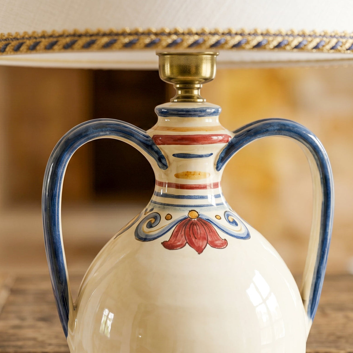 Feldflaschen-Tischlampe mit Henkeln H 35 cm / 13¾" aus Caltagirone-Keramik — Decoro Sicily