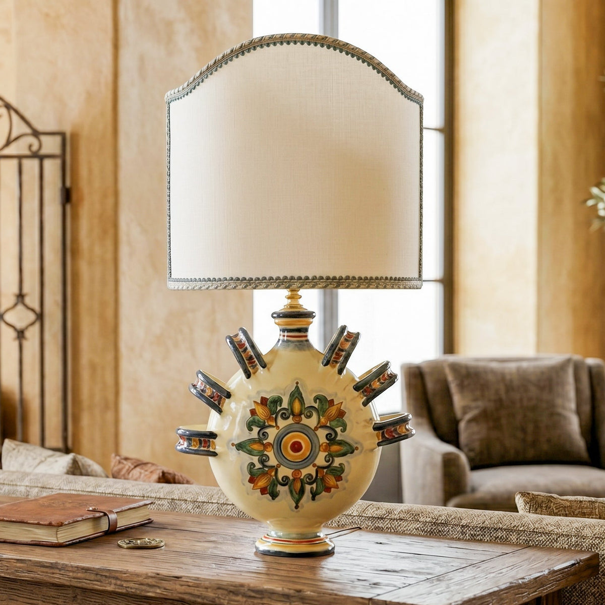 Ringflaschen-Tischlampe mit Henkeln H 30 cm / 11¾" aus Caltagirone-Keramik — Decoro Sicily