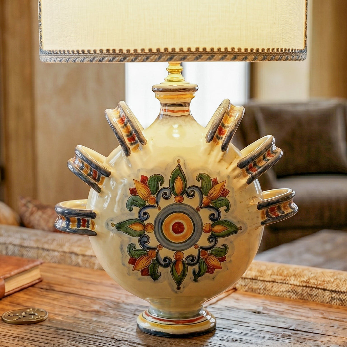 Ringflaschen-Tischlampe mit Henkeln H 30 cm / 11¾" aus Caltagirone-Keramik — Decoro Sicily