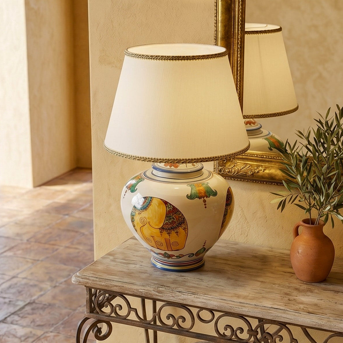 Kugel-Tischlampe H 25/35 cm aus Caltagirone-Keramik — Elefanten-Dekor