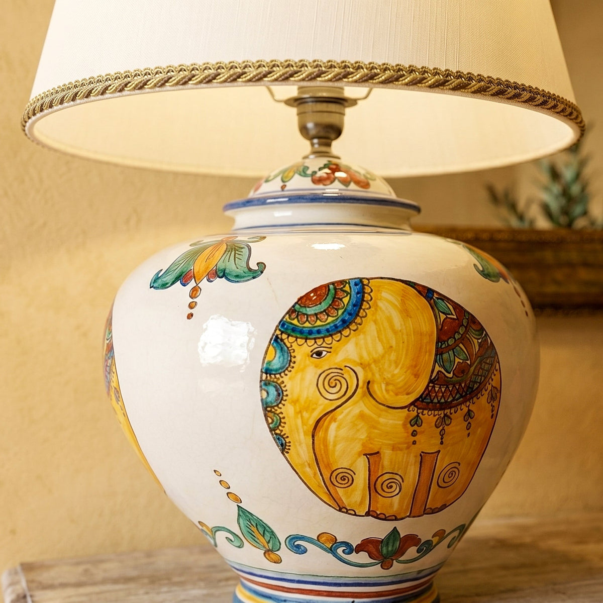 Kugel-Tischlampe H 25/35 cm aus Caltagirone-Keramik — Elefanten-Dekor