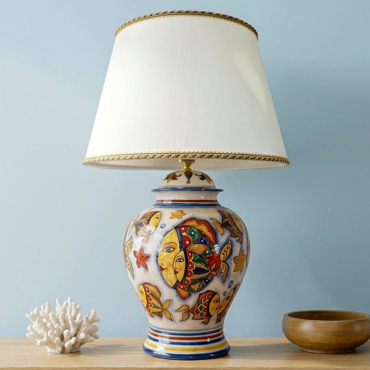 Potiche-Tischlampe aus Caltagirone-Keramik — Fisch-Dekor