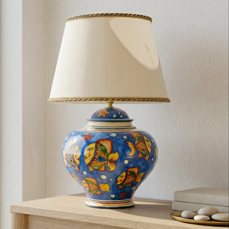 Kugellampe Keramik H 52/66 cm, Fisch-Dekor, Blauer Grund – Caltagirone Keramik – Italienische Tischlampen-Tradition