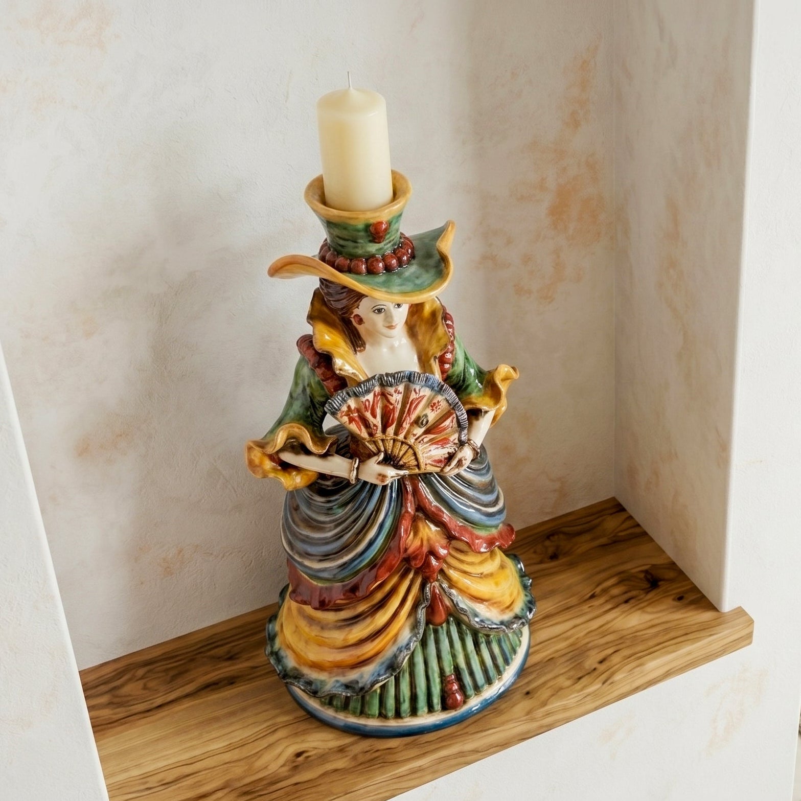 Figürliche Leuchte Frau (Lumiera) H 34 cm / 13½" aus Caltagirone-Keramik — Decoro Sicily