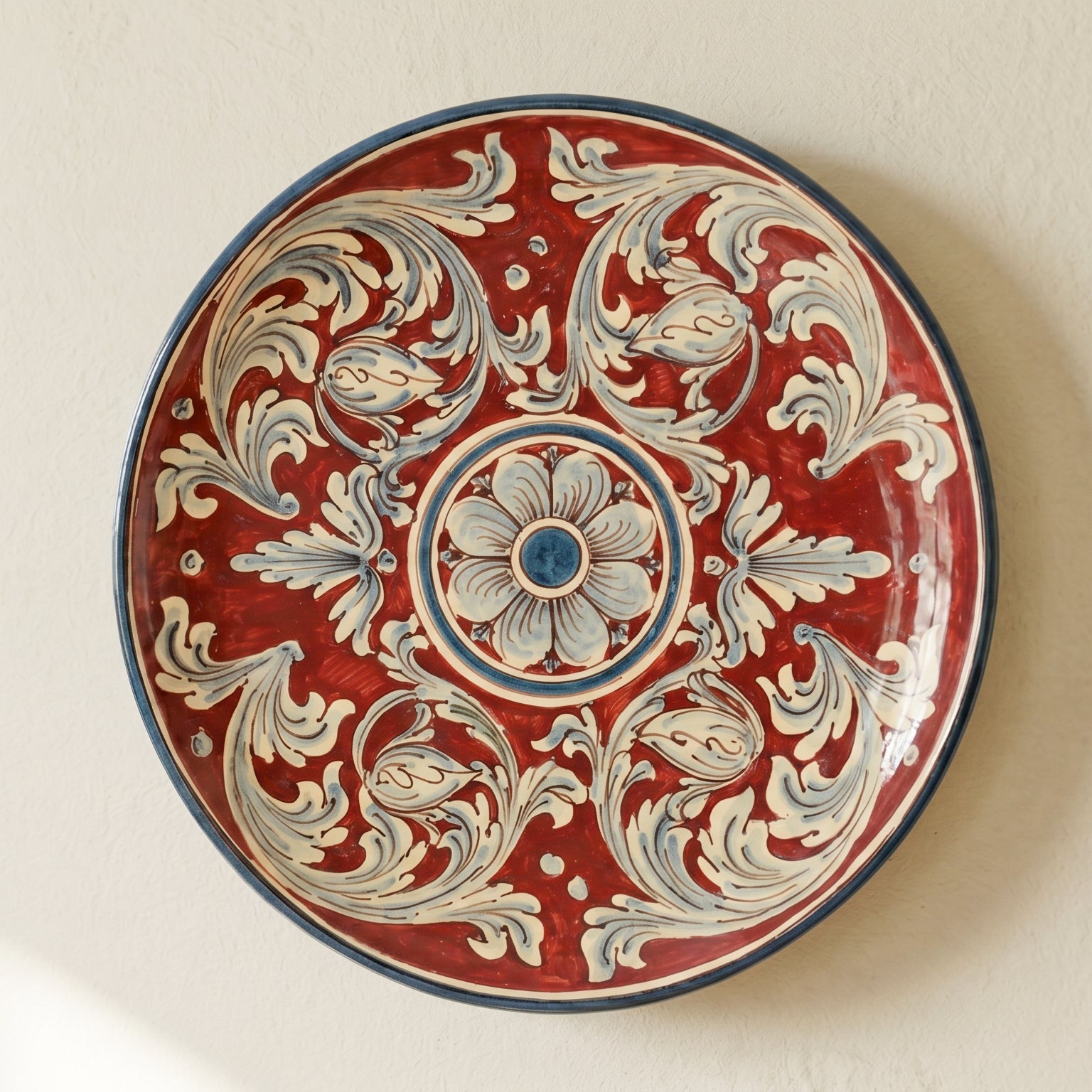 Sizilianischer Wandteller Keramik, Bordeaux – Caltagirone Keramik – sizilianisches Kunsthandwerk